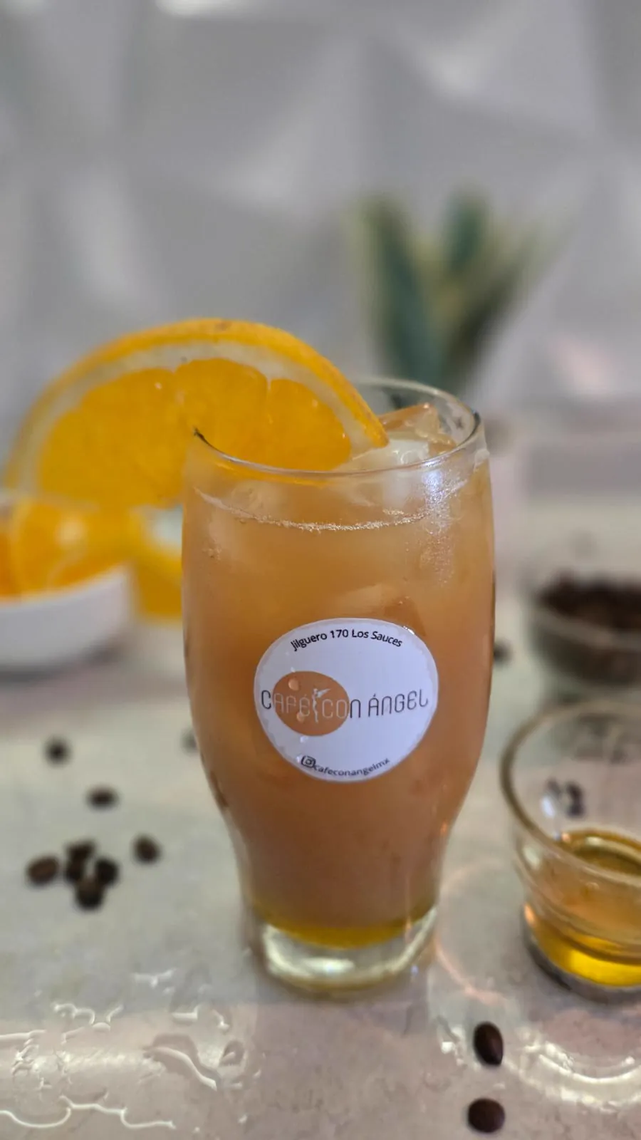 Naranja y espresso servidos en vaso alto
